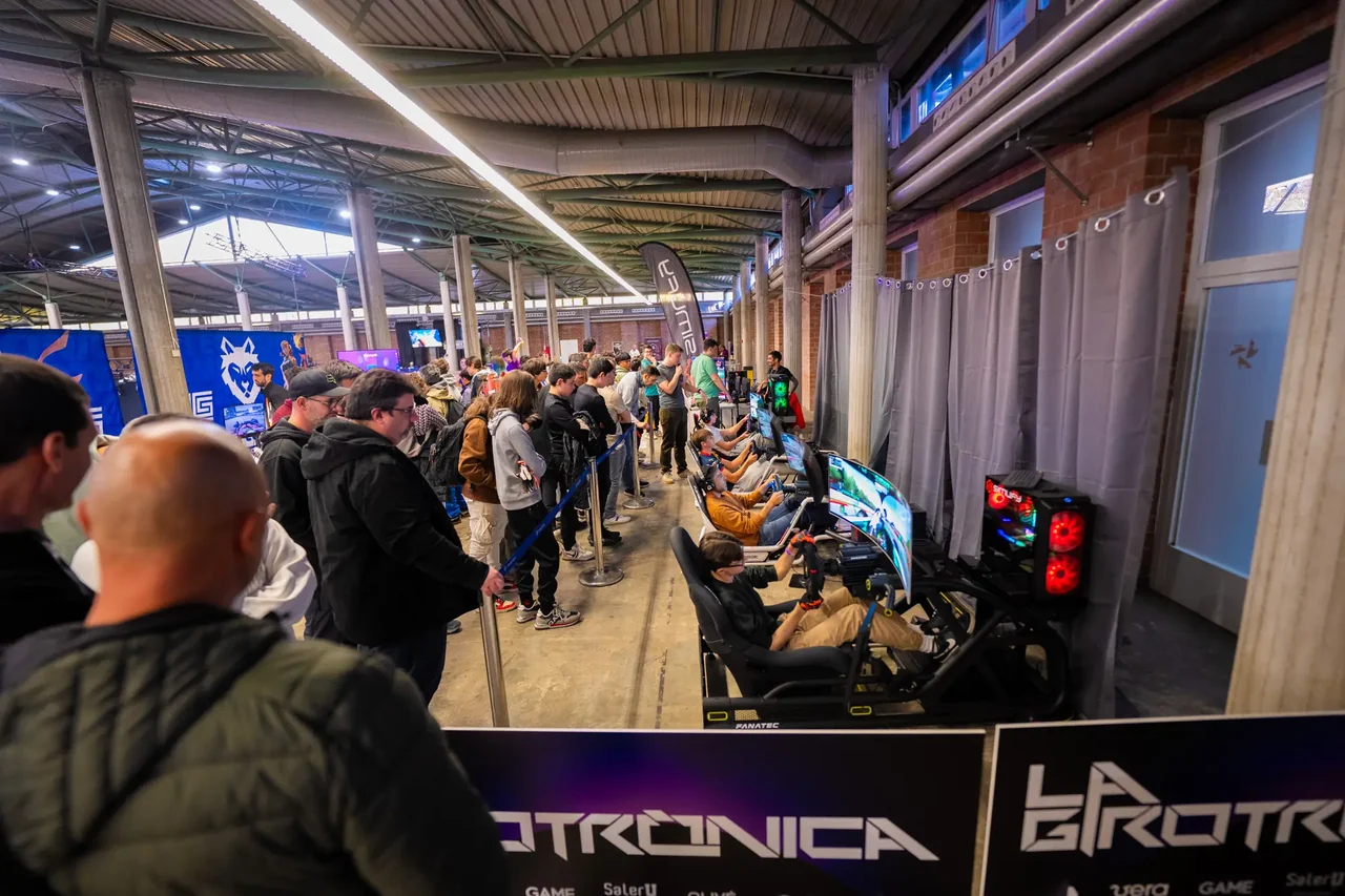 Girotronica sim racing activation with visitors